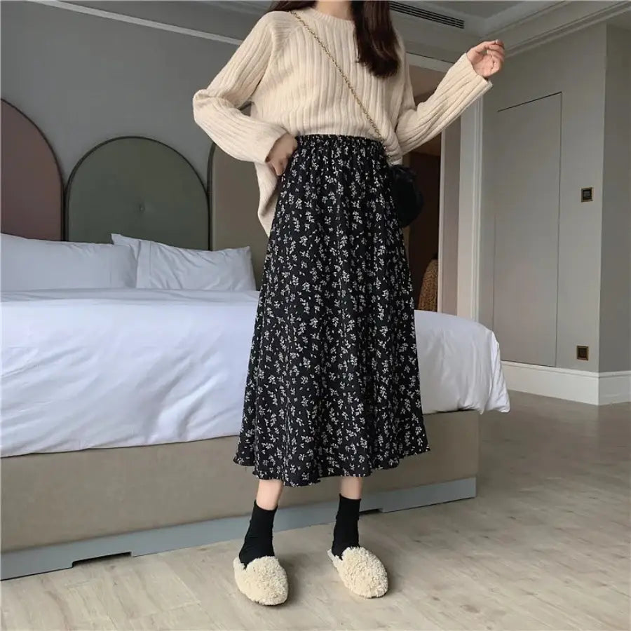 Flower Pleated Skirt - Black / One Size